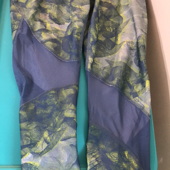 $48 UNDER ARMOUR Athletic Leggings Medium - Picture 3 of 8